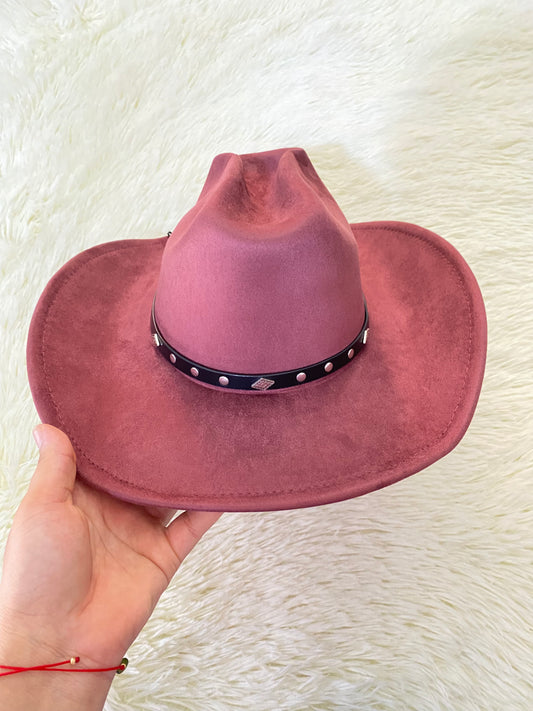 Sombrero, color rojo vino con lazo negro con detalles plateados.
