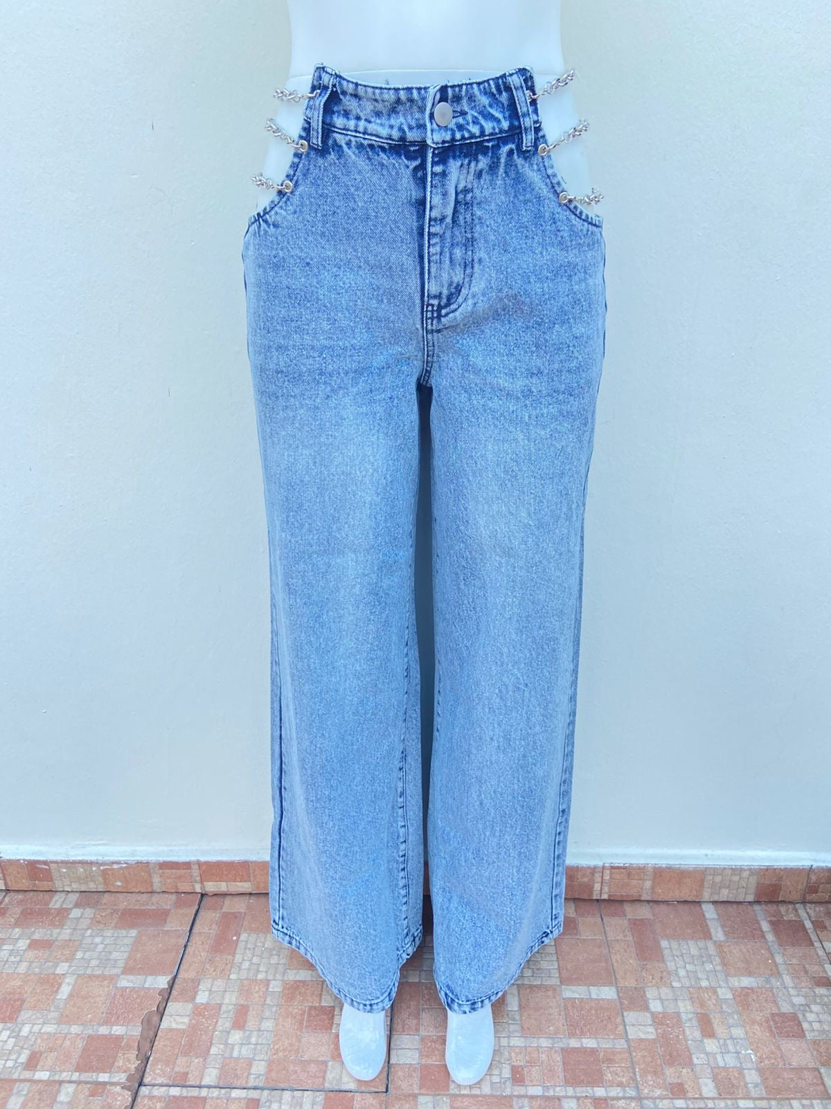 Pantalon jean ancho con degradado blanco y detalle de cadenas en los lados en color pletadas.