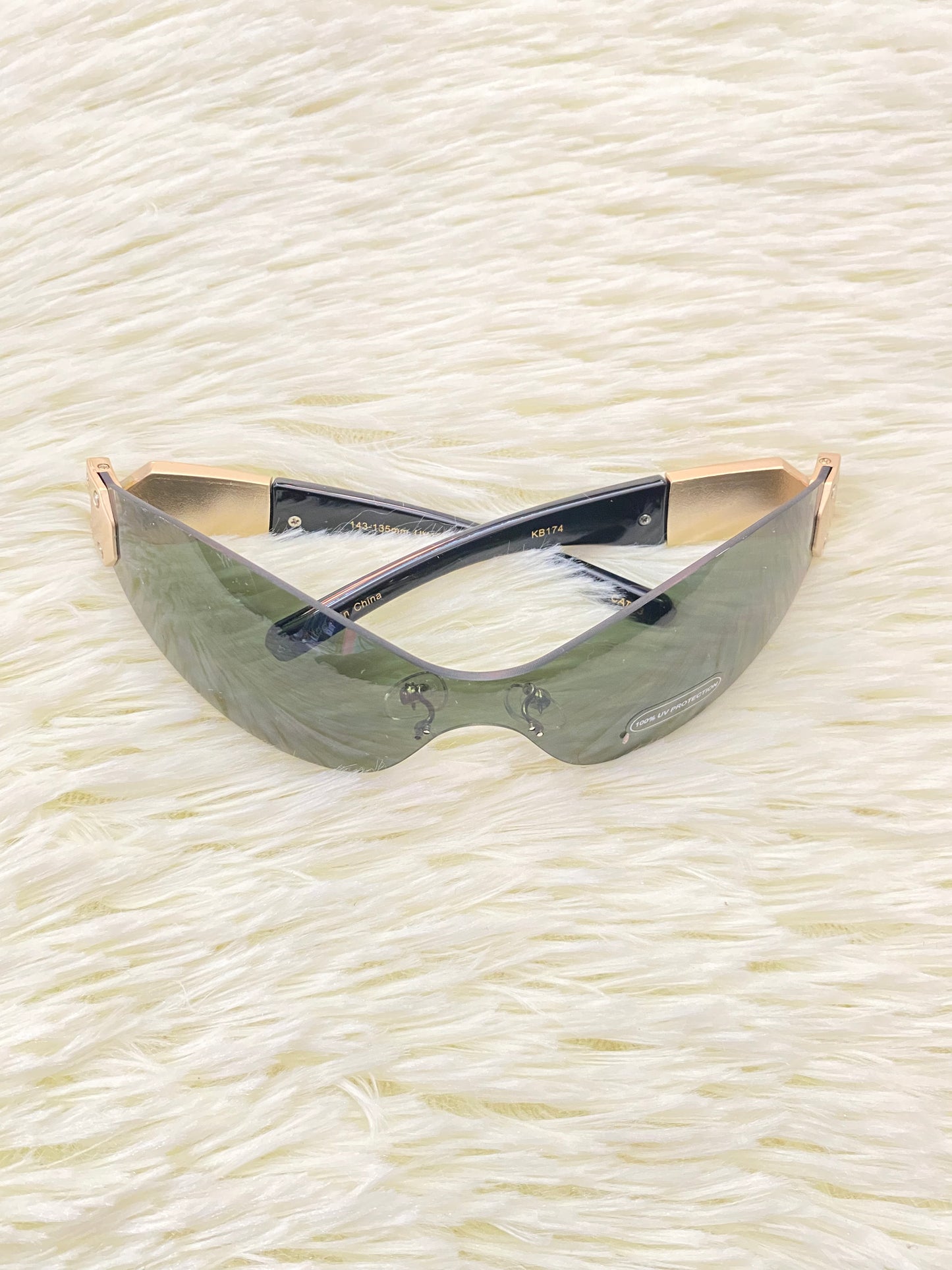 Lentes con micas verde y detalle en color dorado atrás.