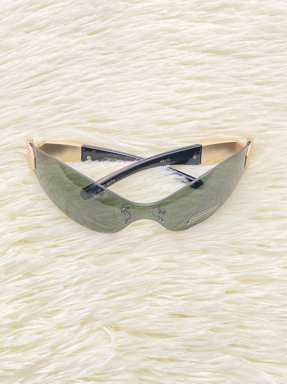 Lentes con micas verde y detalle en color dorado atrás.