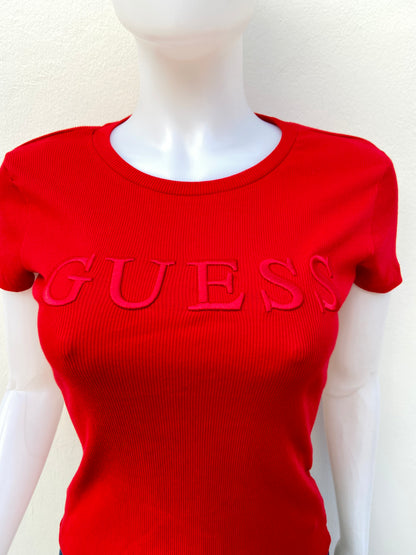 T-shirt GUESS original, rojo con letras GUESS en grande en frente.
