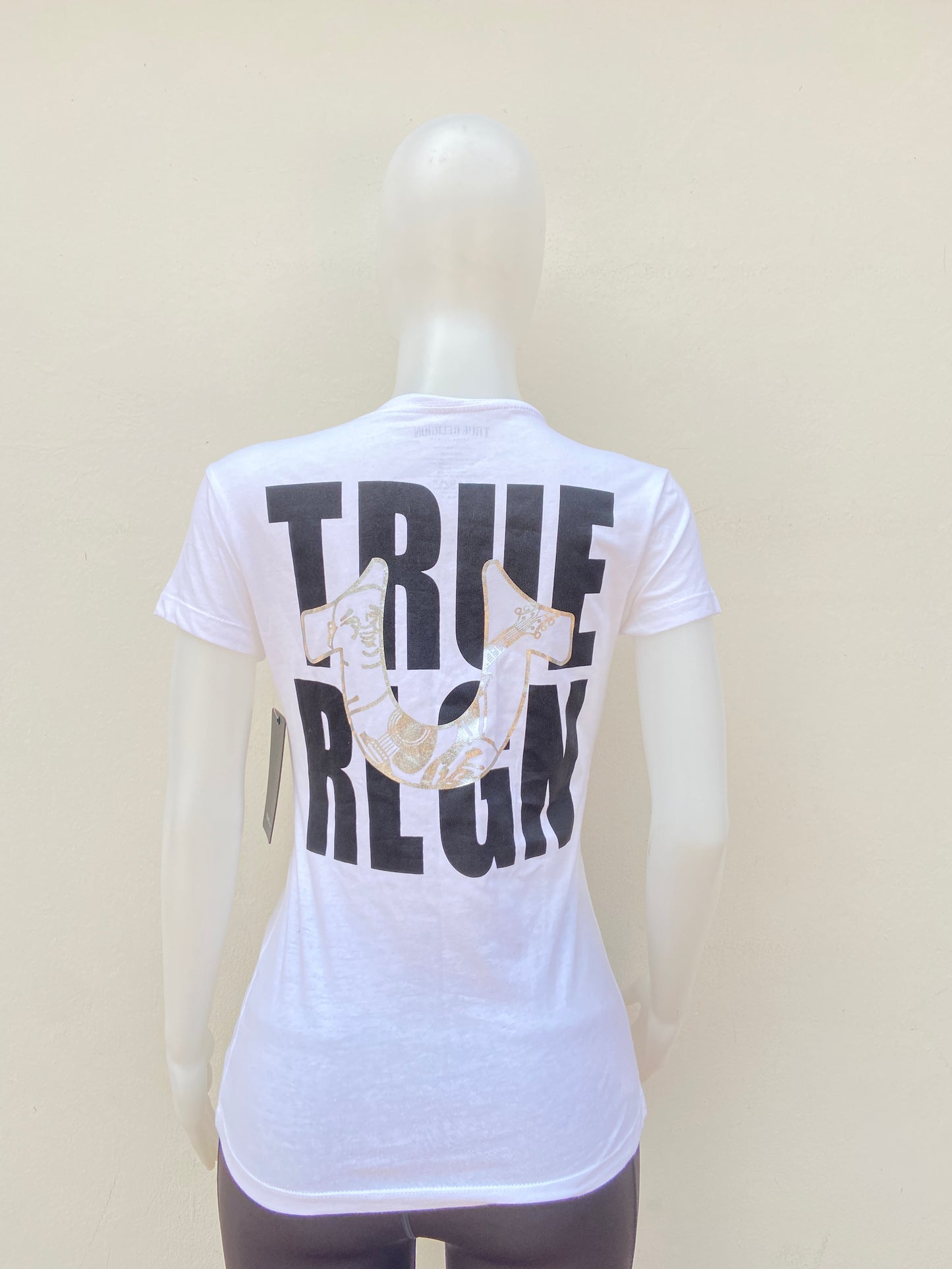 T-shirt TRUE RELIGION original blanco con estampado de la marca en plateado y negro.