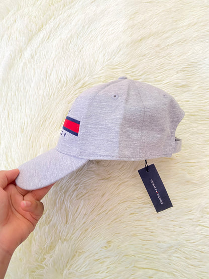 Gorra TOMMY HILFIGER original, gris con banda y nombre de la marca al frente. Ajustable atrás.
