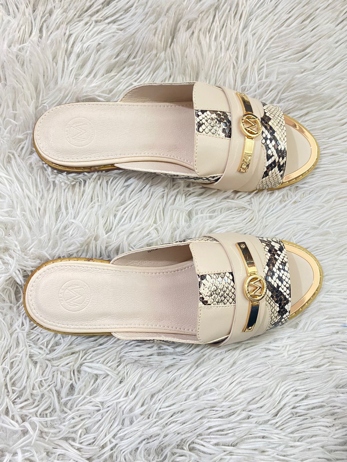 Sandalias MIAK COLLECTION original crema con animal print y detalles dorados.