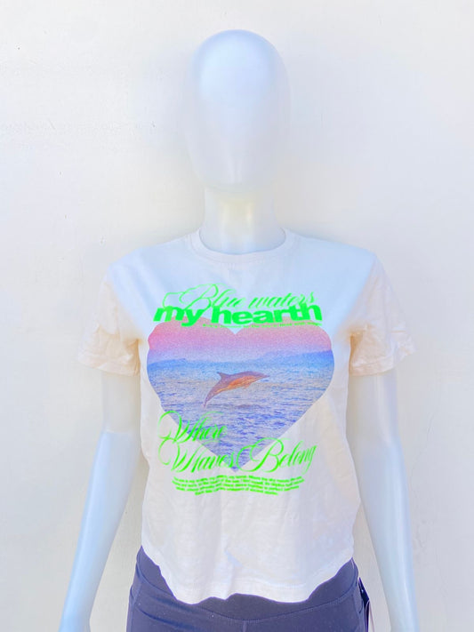 T-shirt ZARA Original en color beige con estampado de atardecer con un delfin en forma de corazón y letraa verdes al frente BLUE WATERS MY HEARTH.