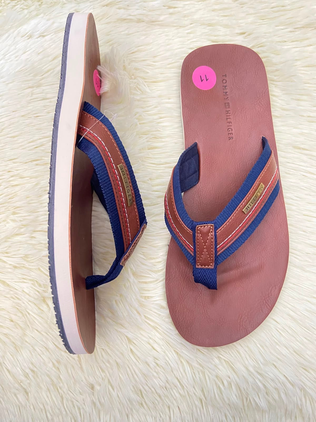 Sandalias TOMMY HILFIGER Original, Marron oscuro con detalles en color azul marino y placa HILFIGER en color bronce.
