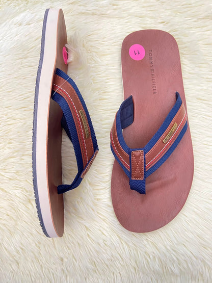 Sandalias TOMMY HILFIGER Original, Marron oscuro con detalles en color azul marino y placa HILFIGER en color bronce.