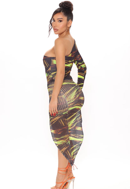 Vestido negro combinado con verde y marron, estilo body.