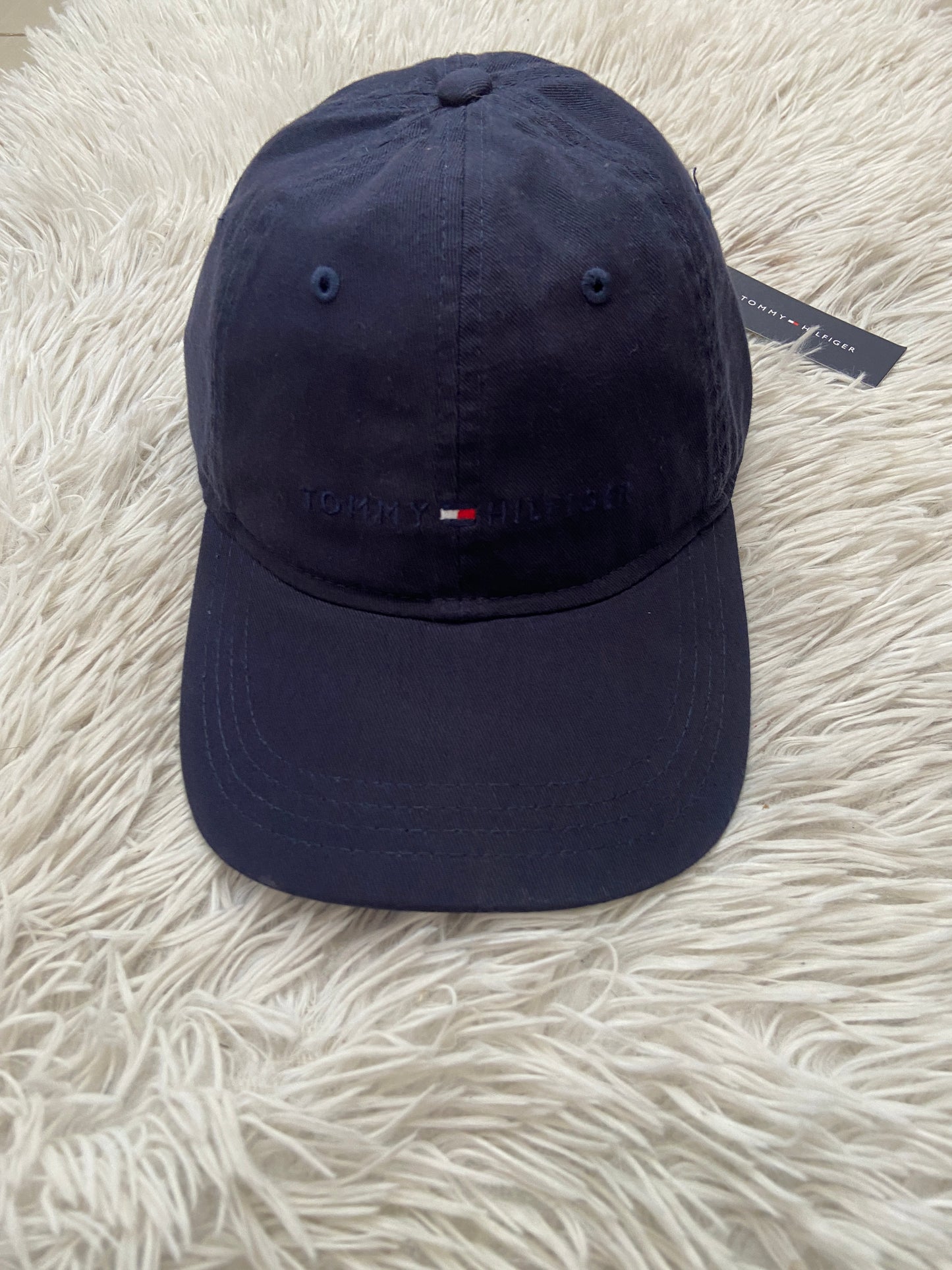 Gorra Tommy Hilfiger original azul marino con letras TOMMY HILFIGER en azul.