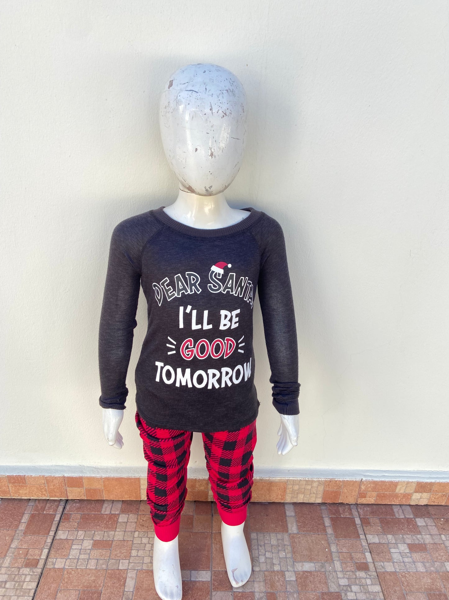 Conjunto/Pijama navidad negro con rojo y estampados de cuadritos, con letras blancas y rojas “DEAR SANTA, I’LL BE GOOD TOMORROW” (Querido Santa mañana estaré bien).