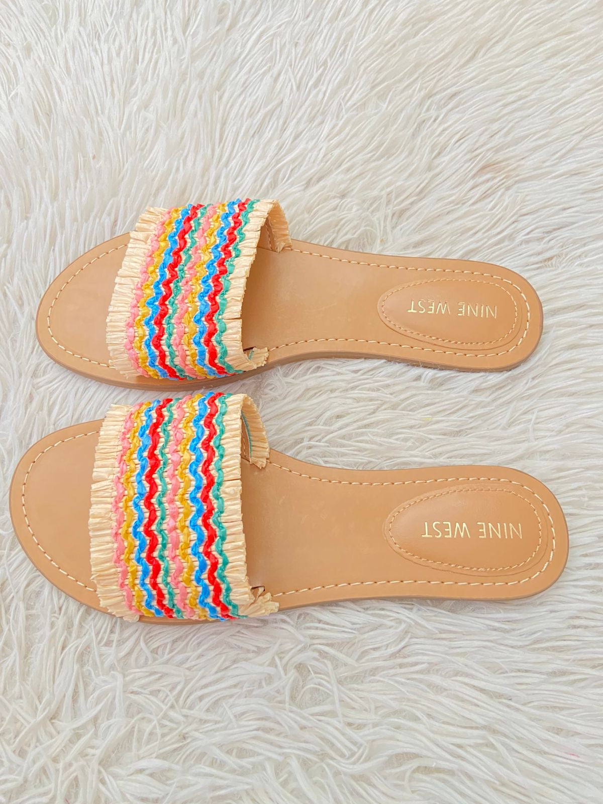 Sandalias NINE WEST original, crema con diseño de pajas al frente multicolor.