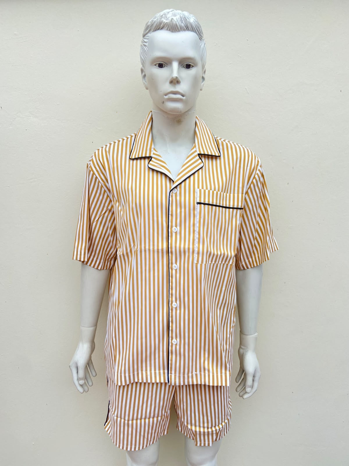 Conjunto naranja, con rayas en color blanco y bolsillo en la camisa.