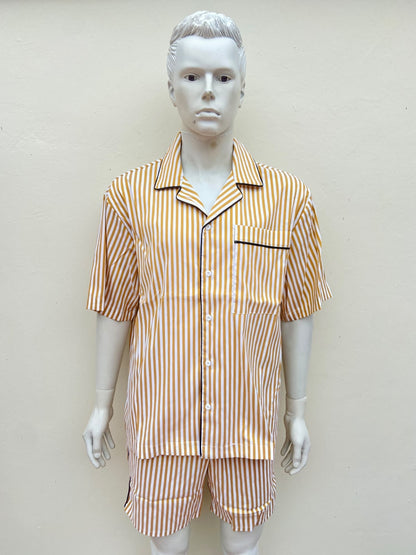 Conjunto naranja, con rayas en color blanco y bolsillo en la camisa.