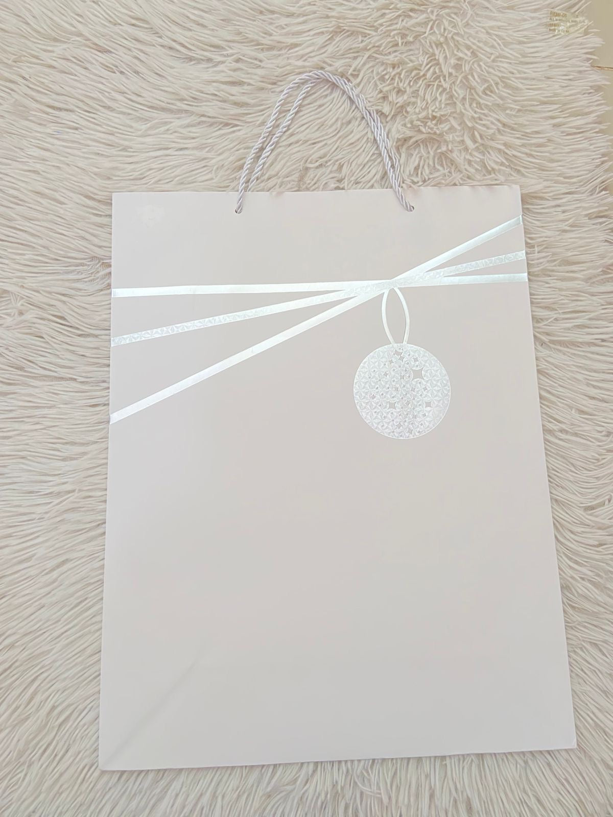 Shopping, blanco con lazos en color plateado, GRANDE.