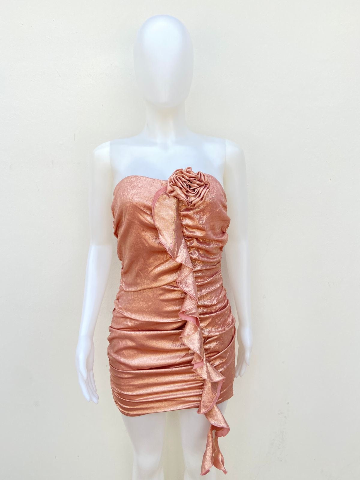 Vestido Fashion Nova original, Rose Gold (Rosa oro) strapless con flor en la parte delantera.