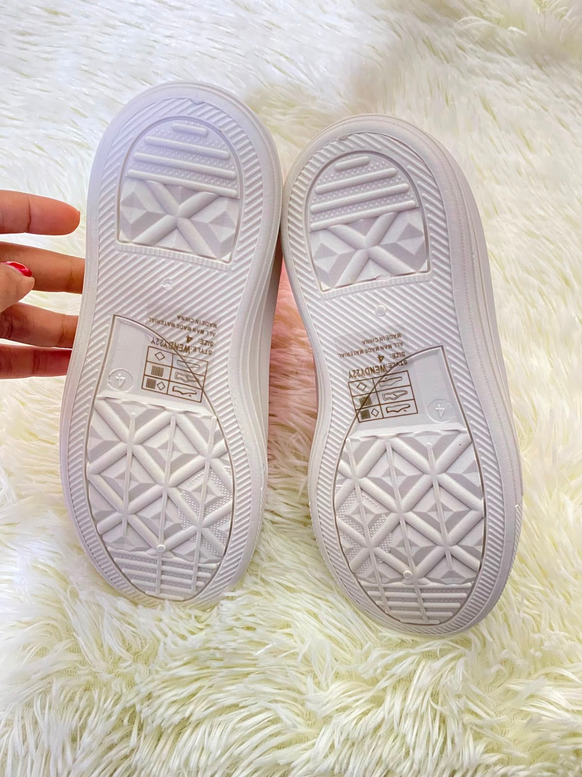 Tenis, rosados con suelas en color blanco y letras SUPER GIRLS y flores.