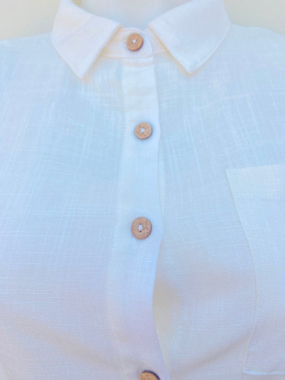 Camisa, blanco hueso con bolsillo al lado y botones de madera, 20% lino.