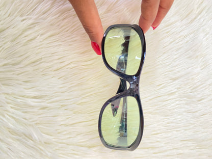 Lentes, negros con micas color verde y detalles plateados.