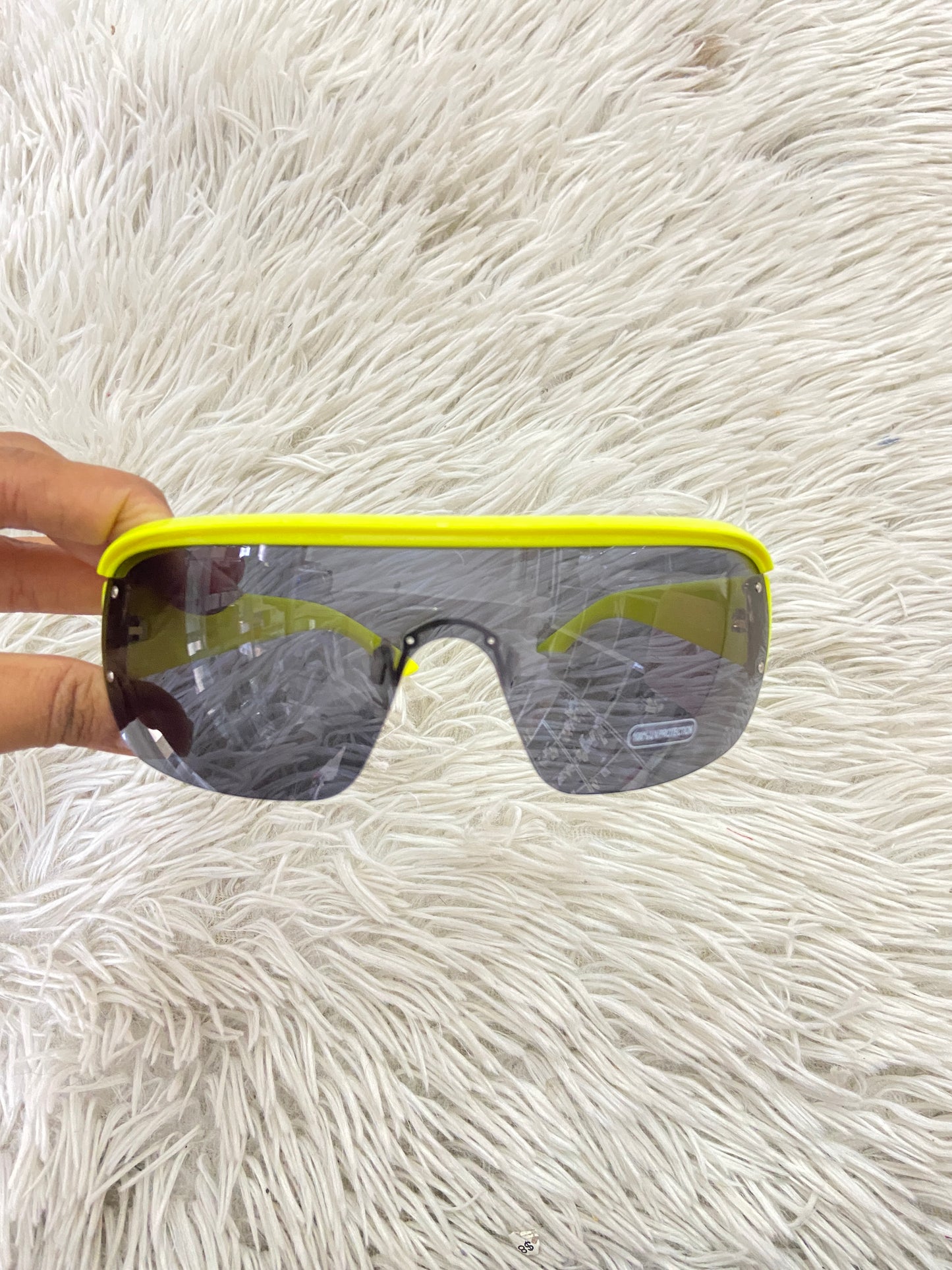 Lentes, amarillo con micas de color negro.