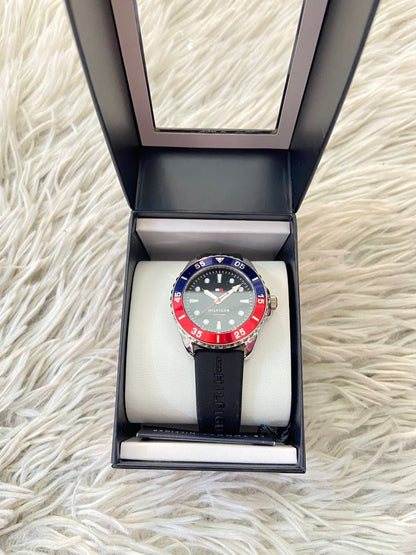 Reloj TOMMY HILFIGER original, cara de 42mm, negro con fondo en color azul, rojo y negro.