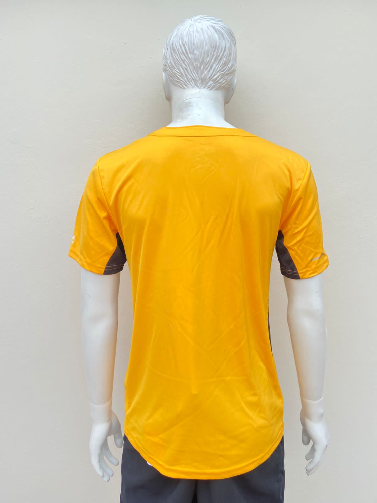 T-shirt Cool Base original color amarillo letras en el centro del equipo béisbol pirates con color negro en las magas , cuello?