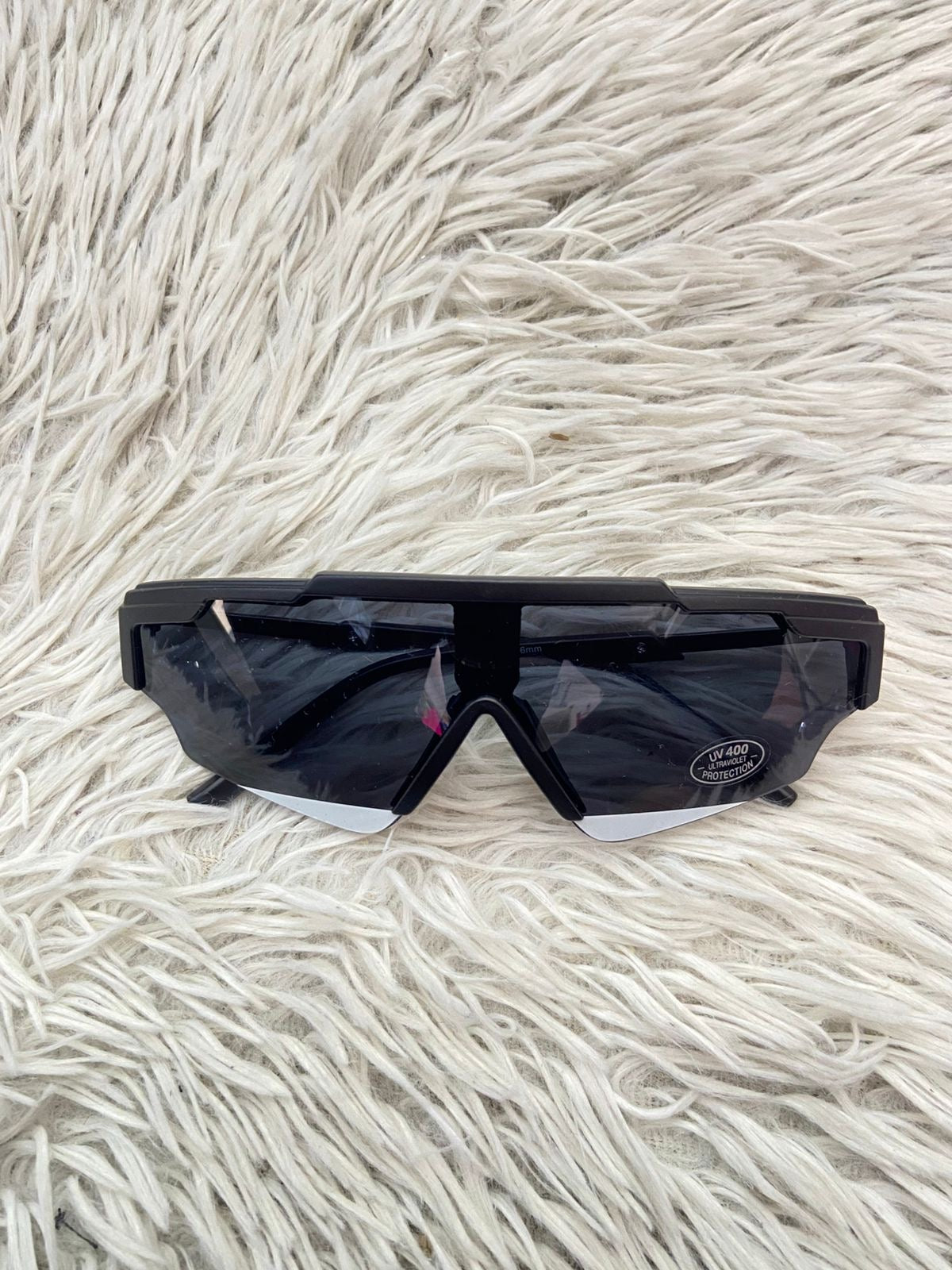 Lentes, negro pequeños con micas en color negro claro y línea en color blanco en el borde.