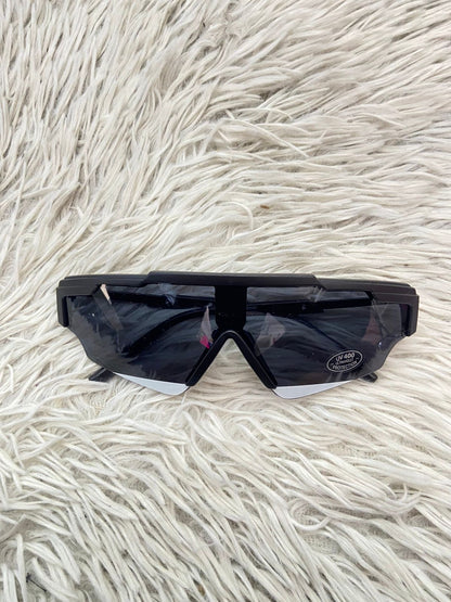 Lentes, diseñados con protección UV 100-400 para proteger tu visión. Negro pequeños y línea en color blanco en el borde.