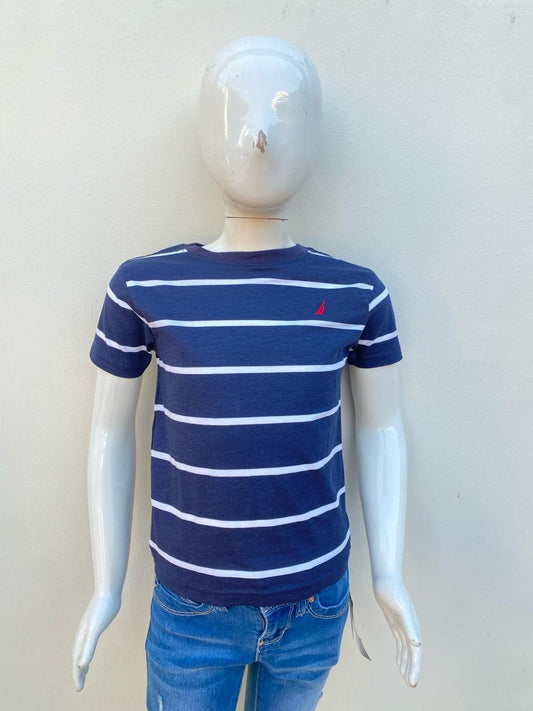 T-shirt Nautica original, azul oscuro con rayas blancas y logotipo de la marca al lado.