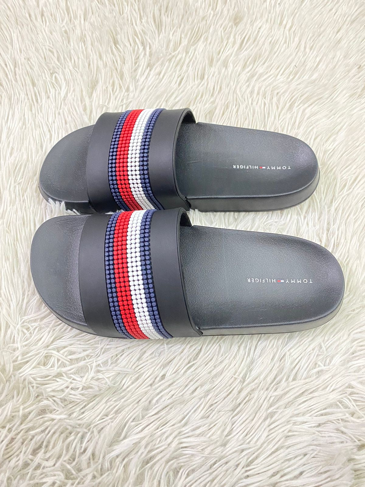 Sandalias Tommy Hilfiger original negra con diseño de puntos en los colores del logotipo.