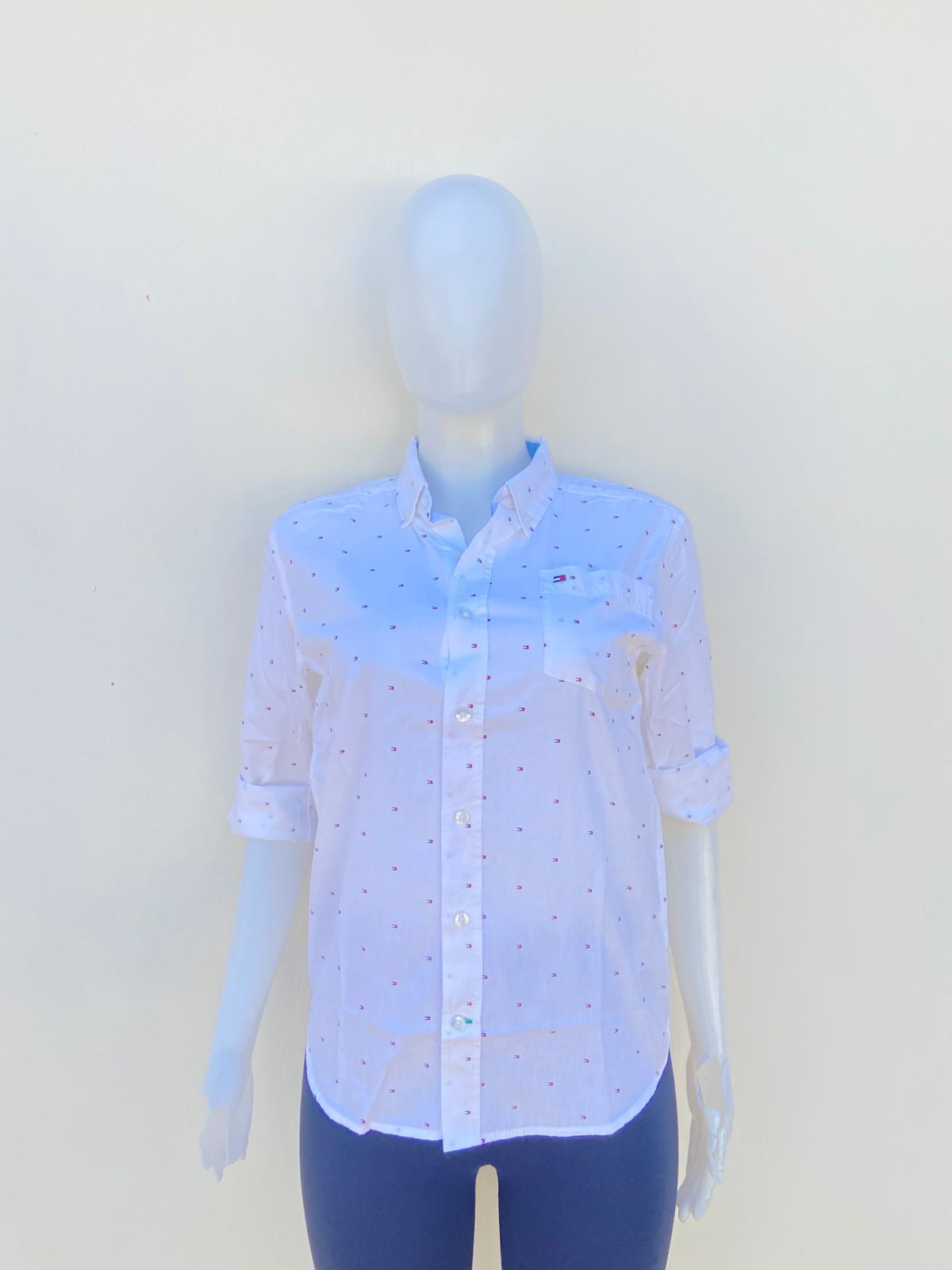 Camisa TOMMY HILFIGER original, blanca con estampado del logo de Tommy pequeño.