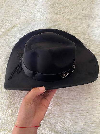 Sombrero, negro con detalles de hilos blancos y detalle de puntos dorados.
