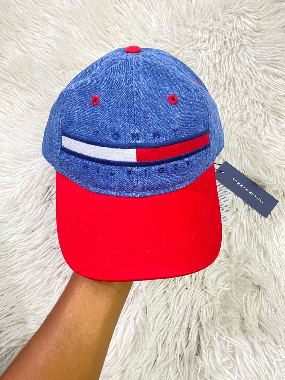 Gorra Tommy Hilfiger original en Jean y parte delantera en color rojo y banda TOMMY HILFIGER en frente.