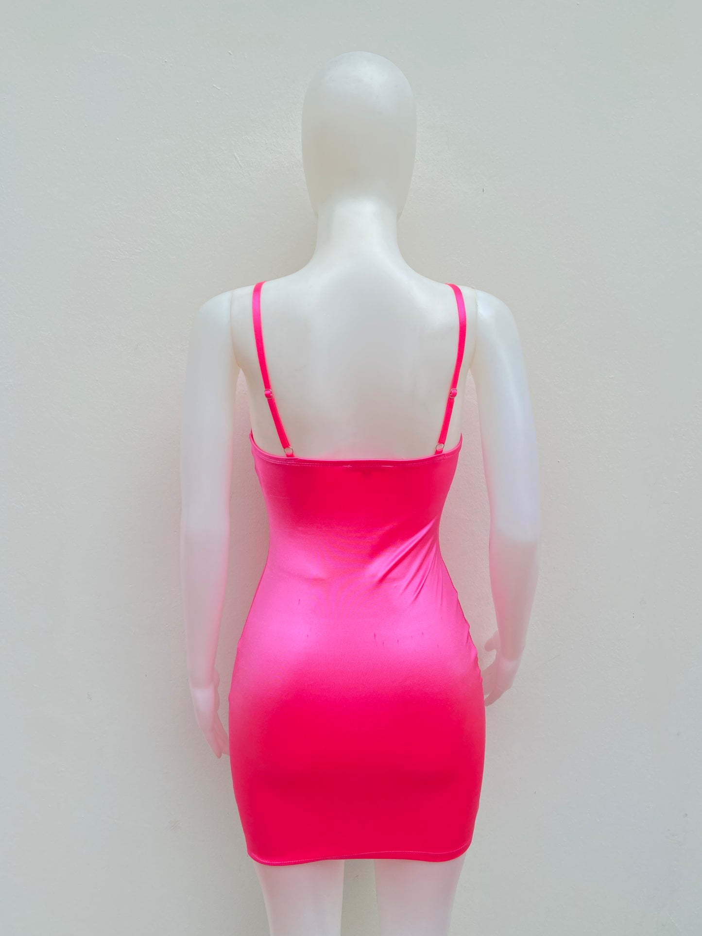 Vestido IRIS/ Fashion Nova original rosado Neón en satin liso.