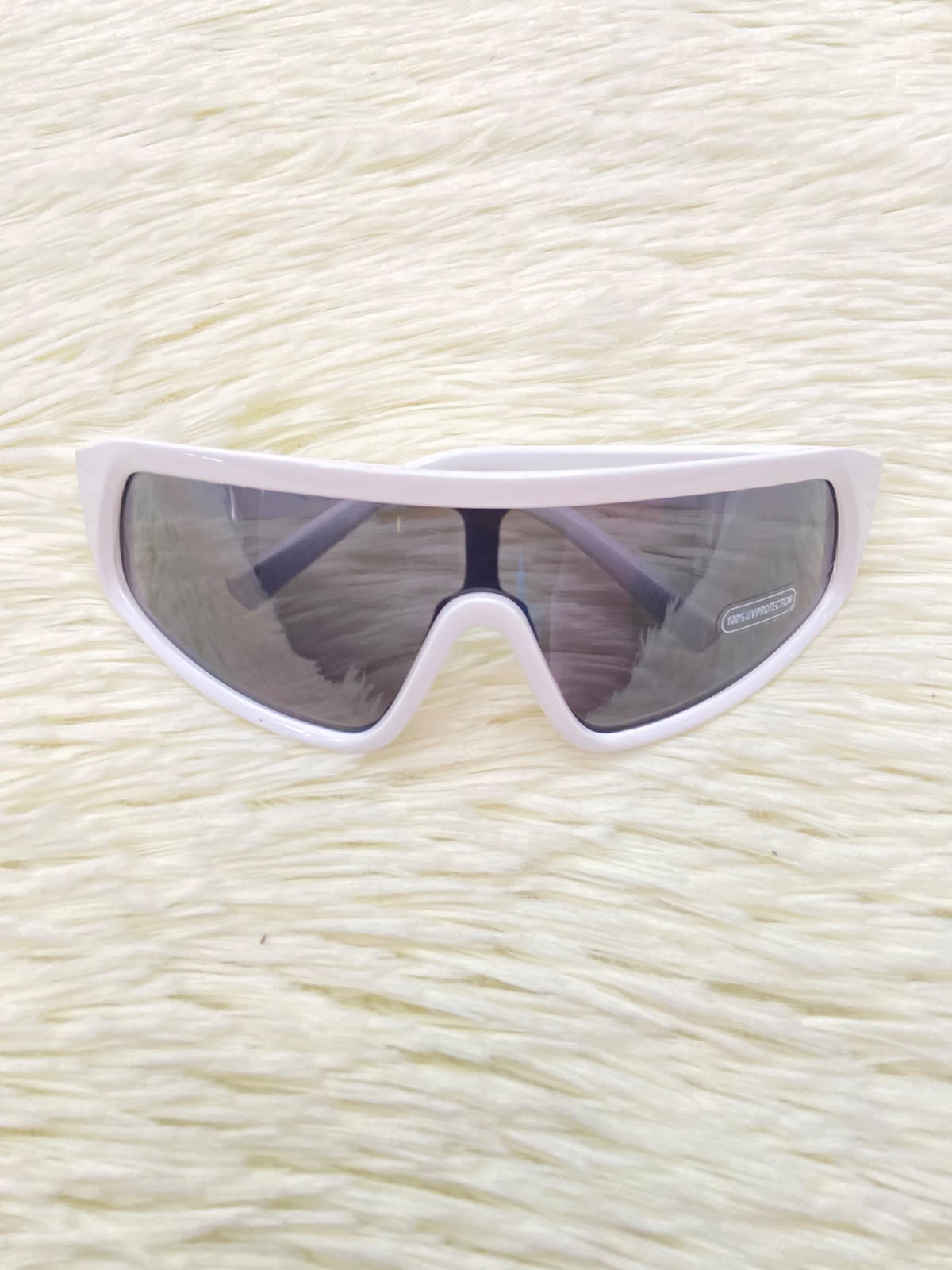 Lentes, con montura blanca y micas en color negro claro, con protección UV 100%.