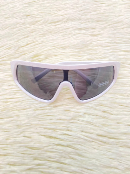 Lentes, con montura blanca y micas en color negro claro, con protección UV 100%.