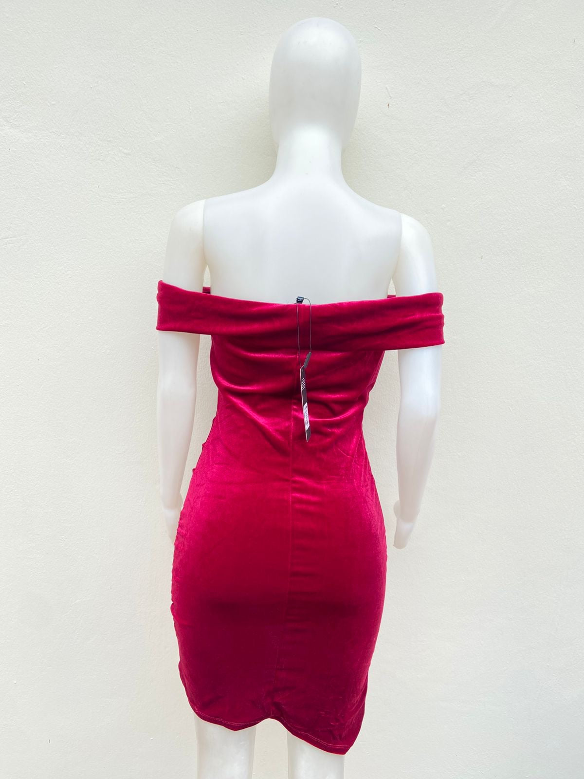 Vestido, rojo vino liso, strapless en terciopelo.