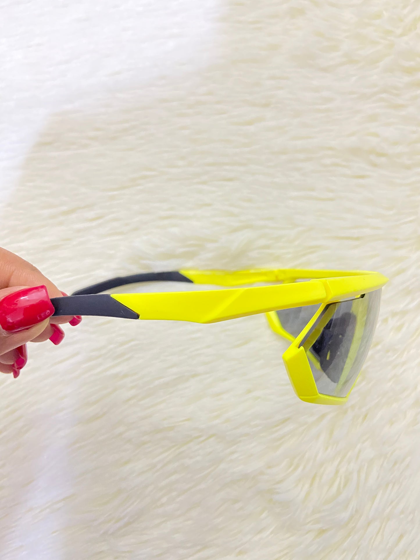 Lentes, negro con montura en color amarillo, con protección UV 400.
