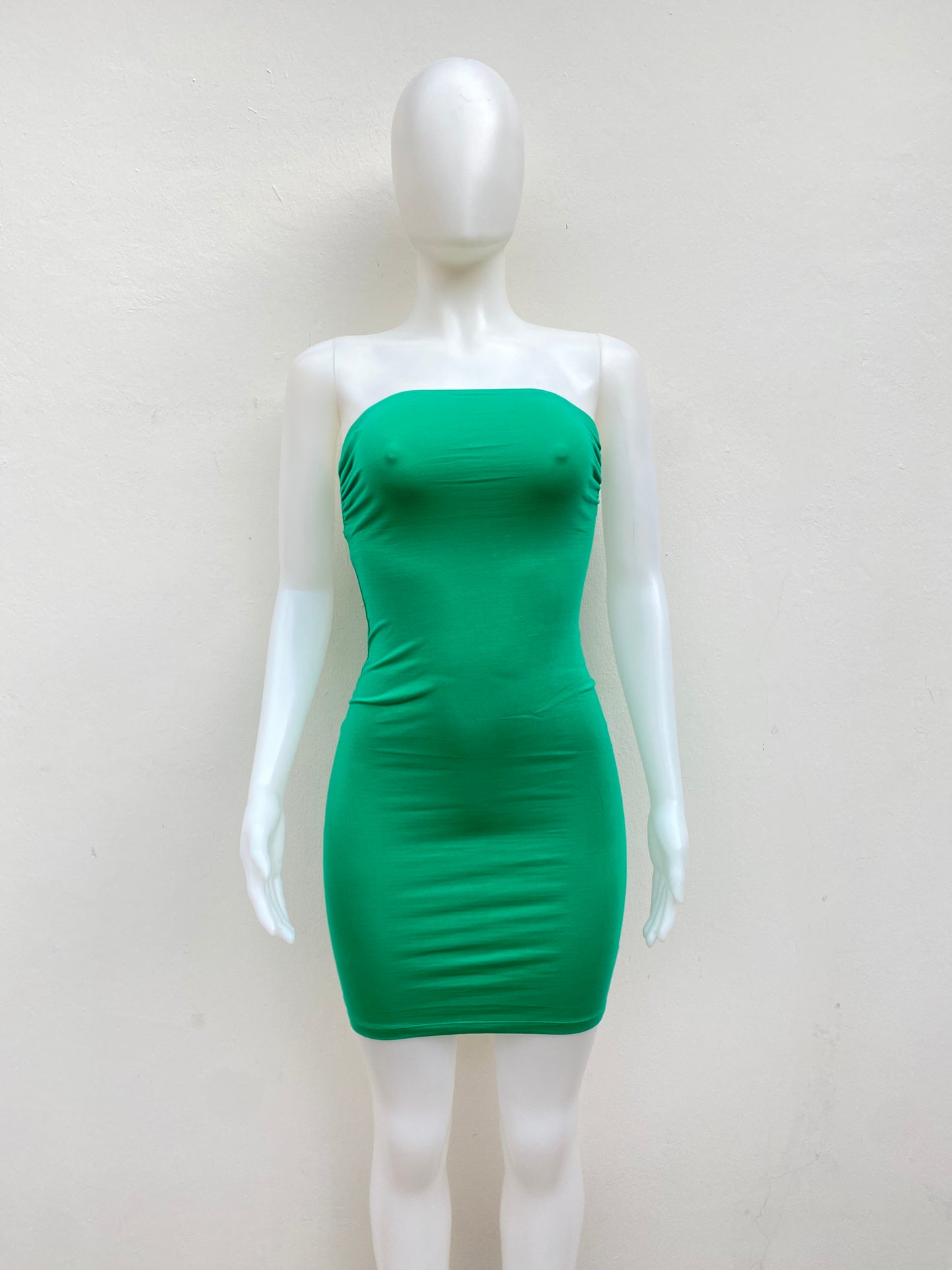 Vestido Strapless Fashion Nova original, verde con elástico debajo de los brazos.
