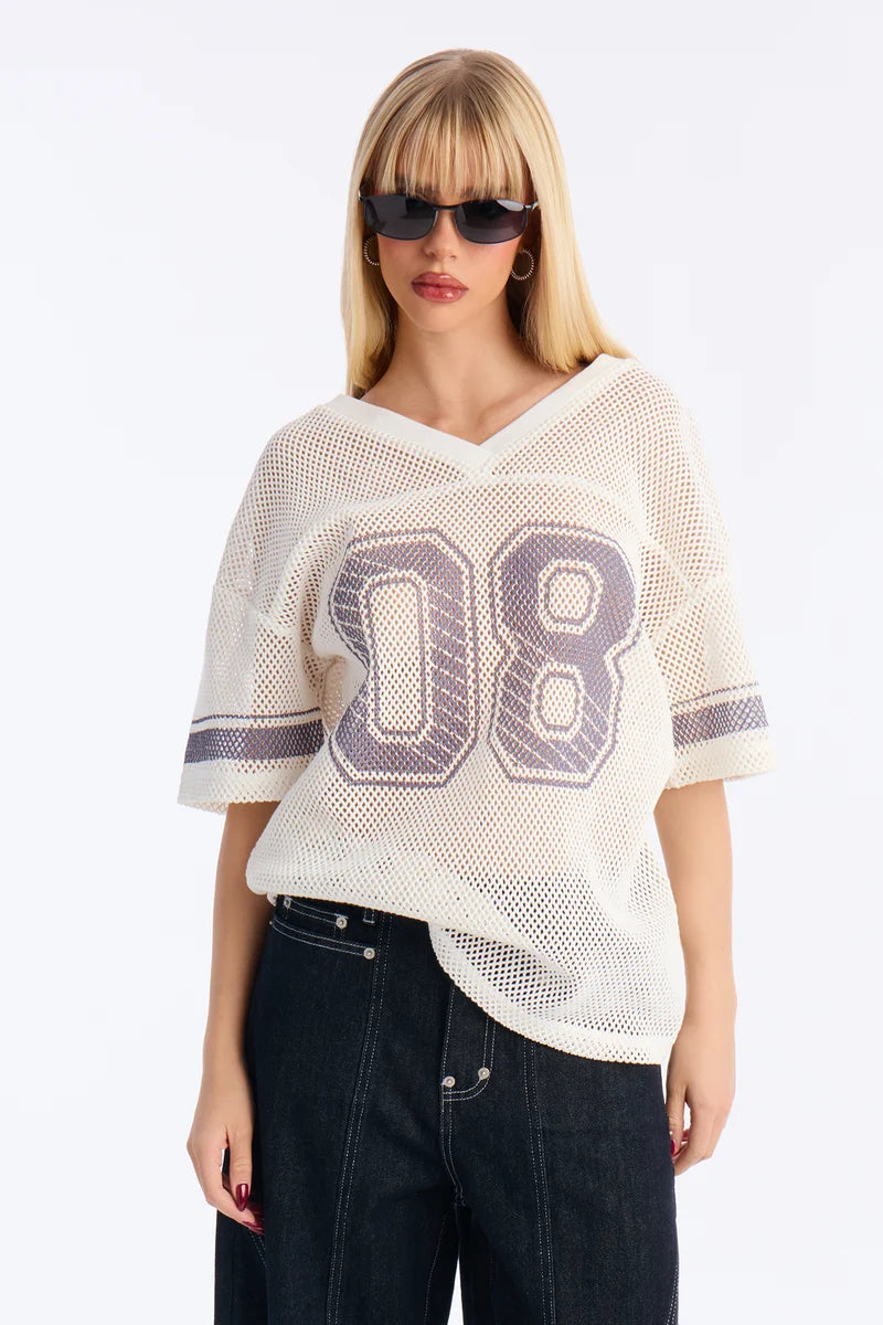 Camisón/ jersey, blanco estilo mallas con el número 08 de en frente.