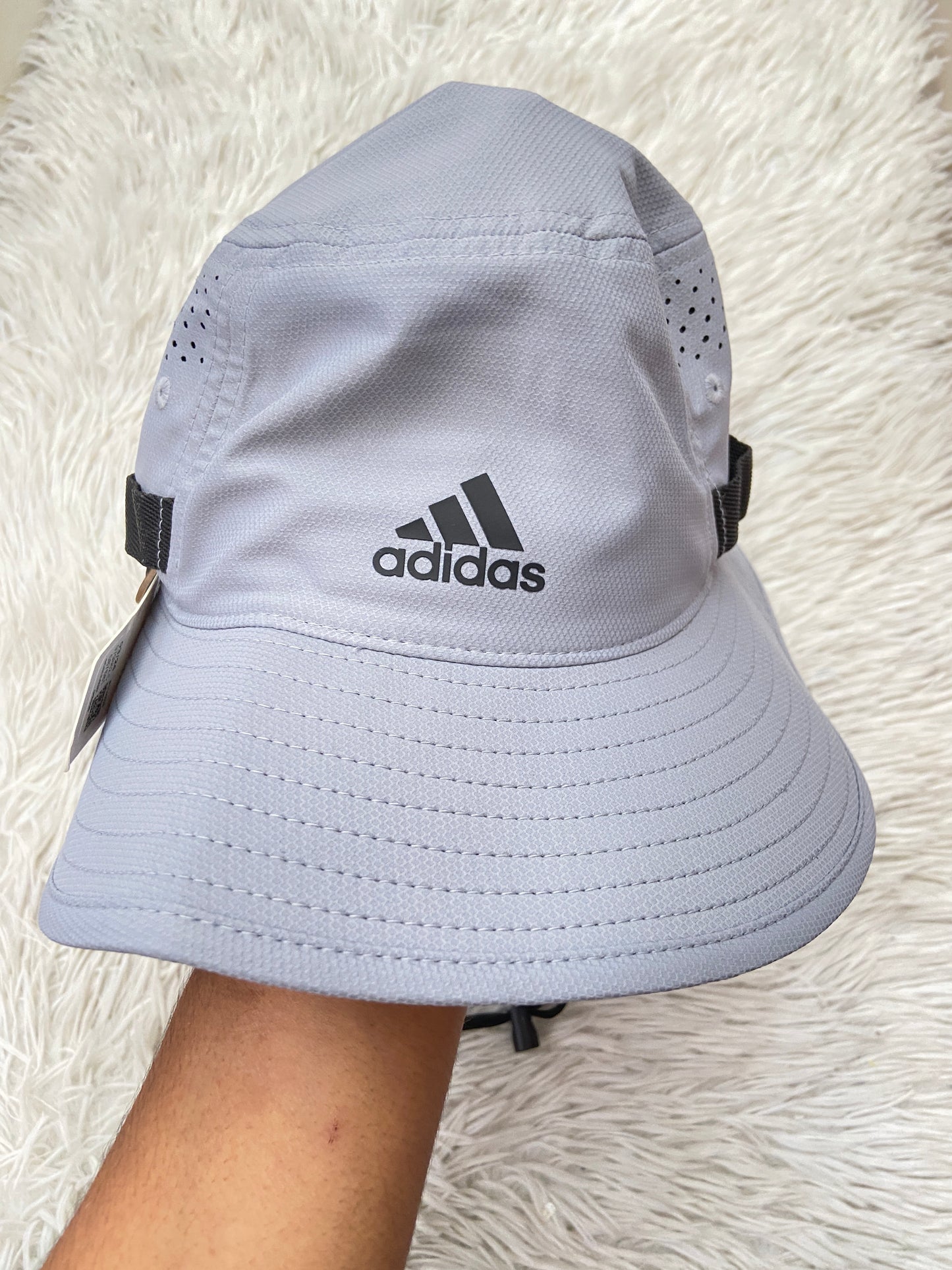 Gorro Adidas original gris claro con letras Adidas en negro.