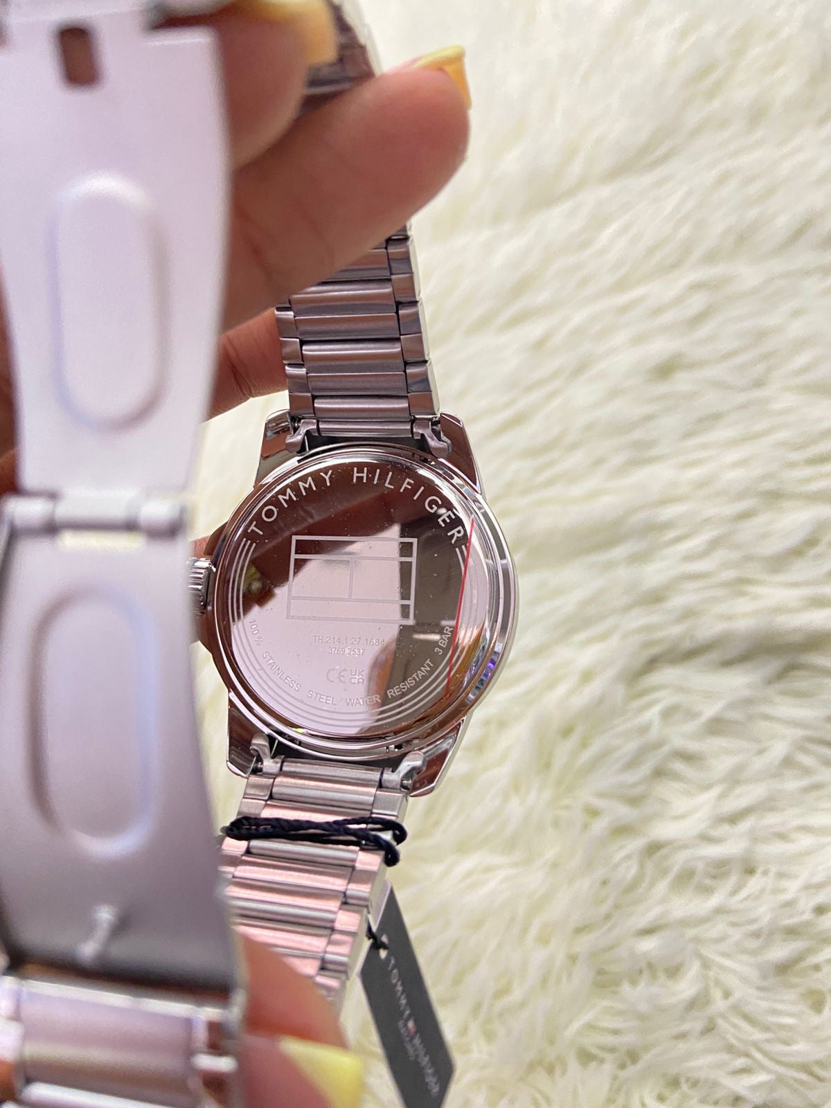 Reloj TOMMY HILFIGER original, 46mm cara , plateado con fondo negro con azul.