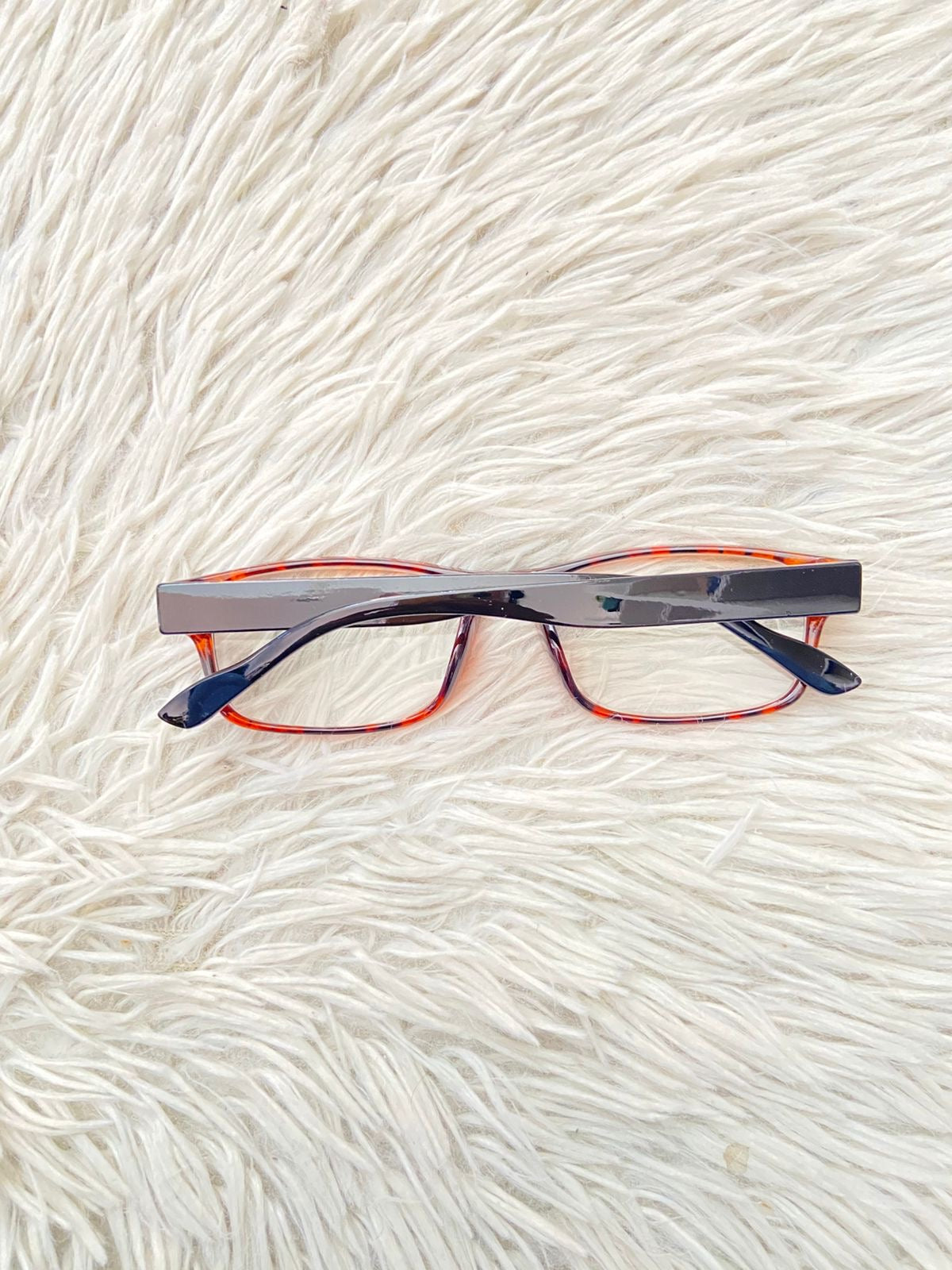 Lentes en color marron con estampado de animal print, micas claras y marco negro. pequeño