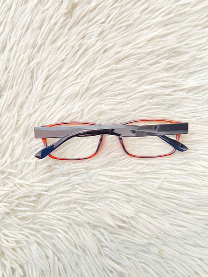 Lentes diseñados con protección UV 100-400 para proteger tu visión. Marron con animal print, micas claras y marco negro.