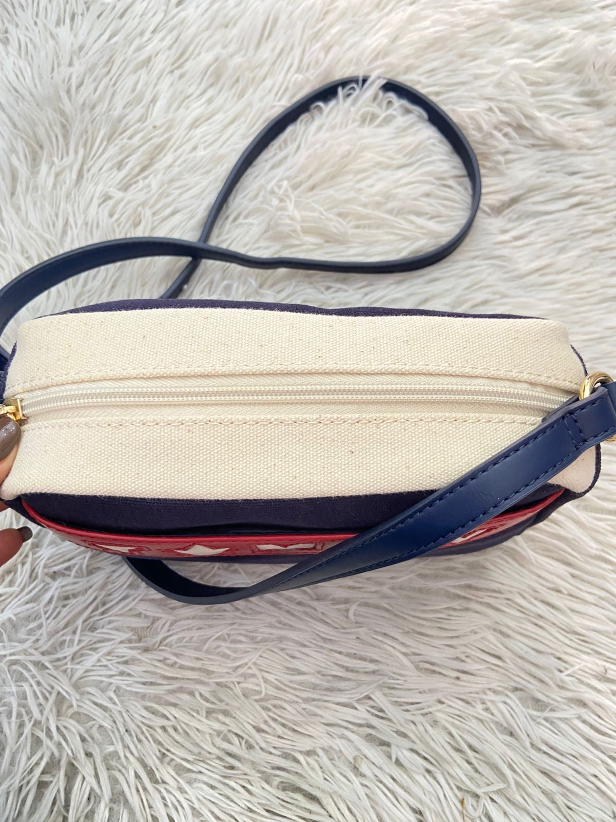 Cartera/ Crossbody TOMMY HILFIGER original, azul marino con raya en rojo y letras TOMMY en color blanco.