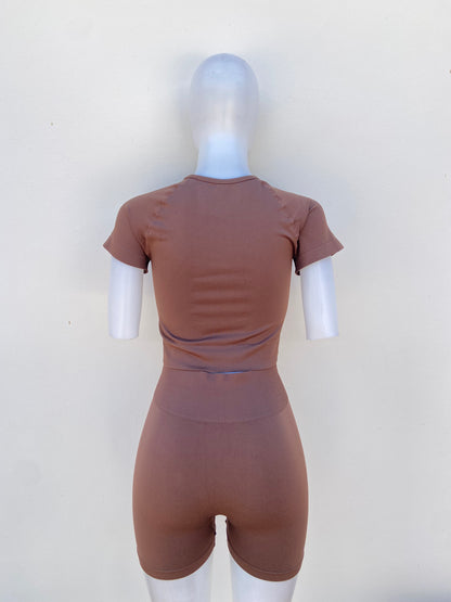 Conjunto, marron ( chocolate), de legging corta y top.
