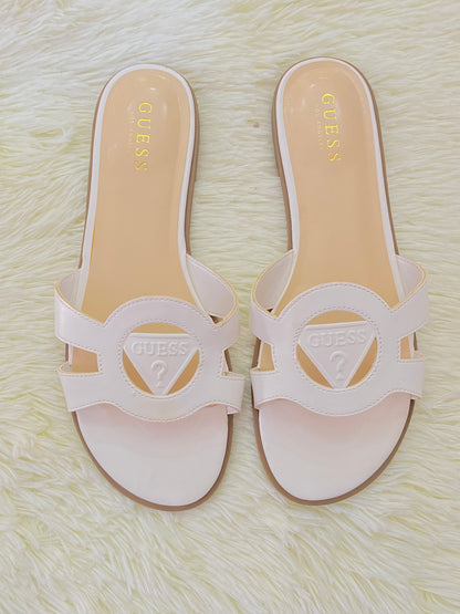 Sandalias GUESS original, blanca con crema y letras GUESS ? en frente.