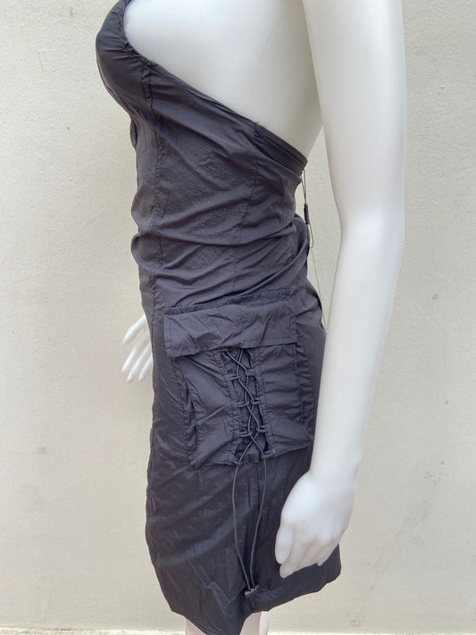 Vestido negro con bolsillos a los lados• forrado para acentuar tus curvas • Tirantes finos ajustables.