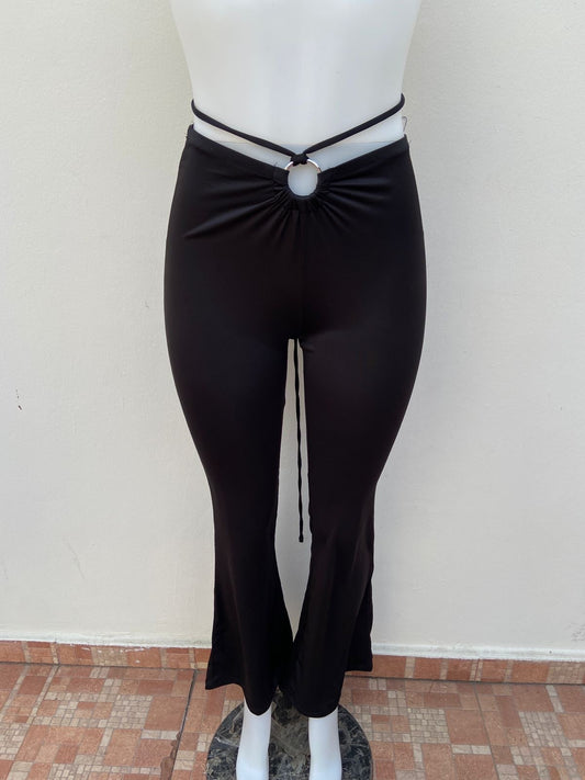 Pantalon Haute Monde Original, color negro con tiros y diseño delantero
