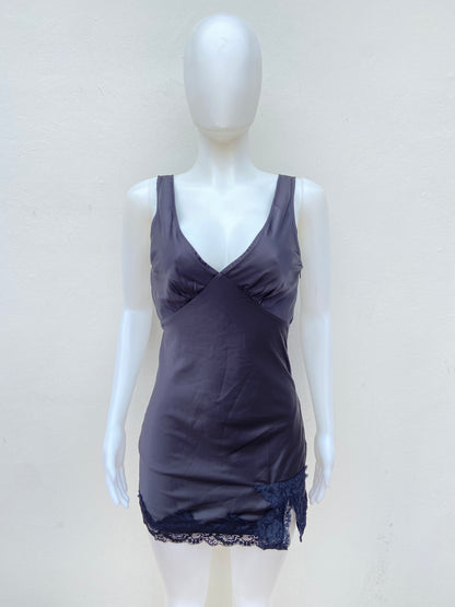 Vestido negro, escote en V y encaje en la parte inferior.