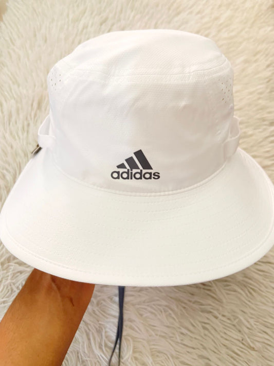 Gorro Adidas original, color blanco con logotipo y letras ADIDAS en color gris y lazo ajustable.